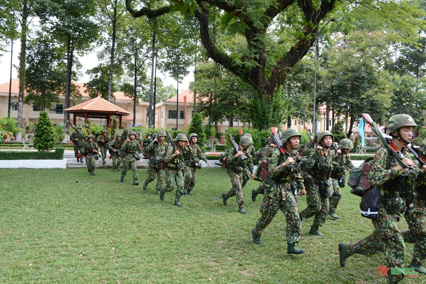 Huấn luyện dã ngoại kết hợp công tác dân vận